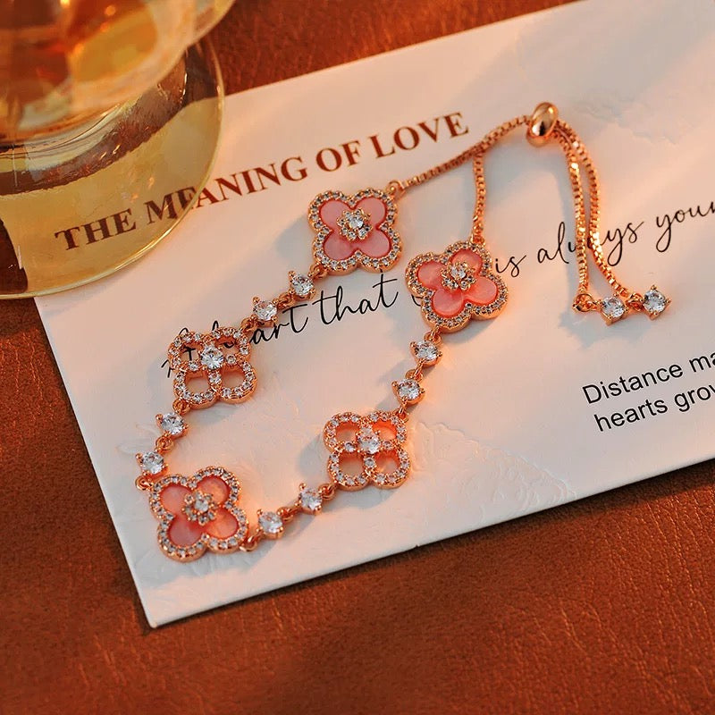 Exquisite natural pink mother of pearl hollow lucky clover pull-out bracelet.