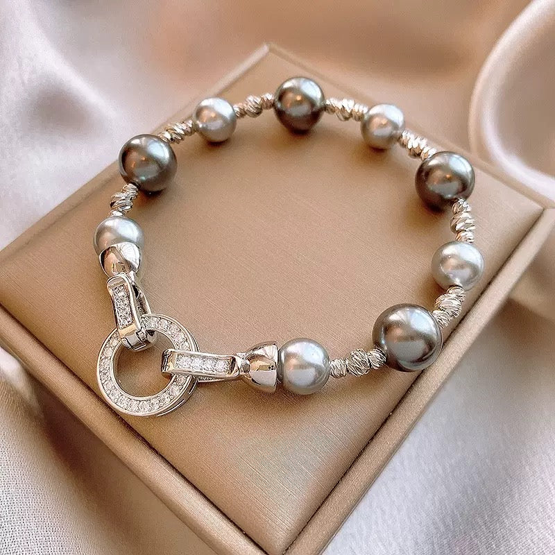 Pearl irregular circular bracelet, niche creative bracelet, fashionable, light luxury, high-end jewelry.
