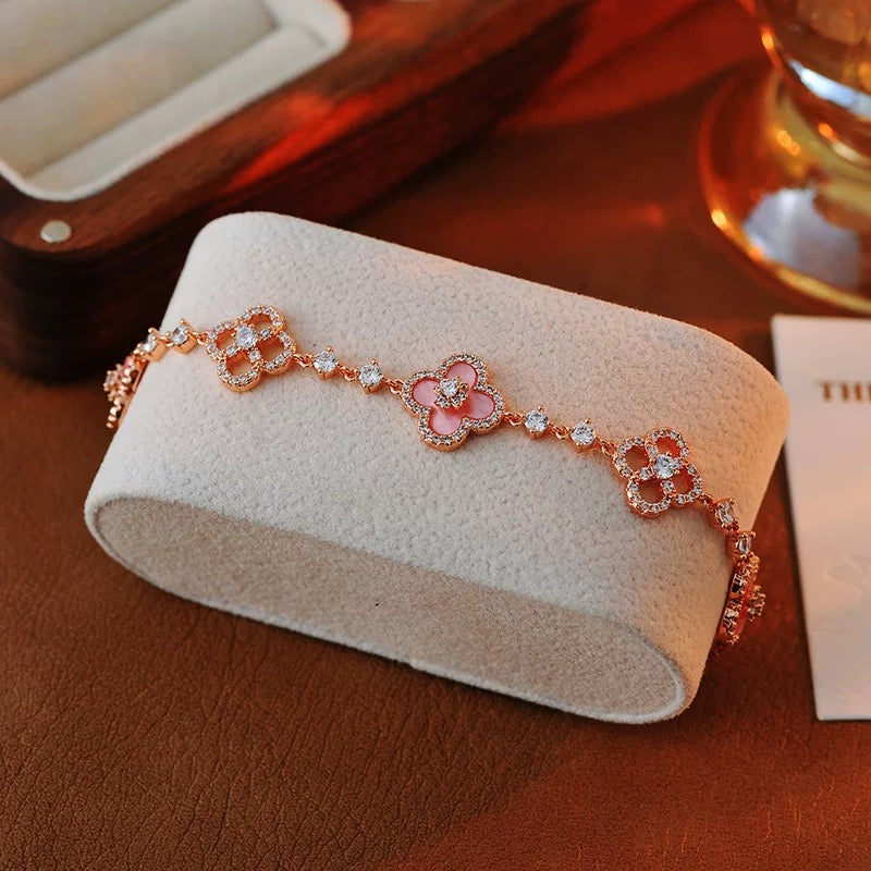 Exquisite natural pink mother of pearl hollow lucky clover pull-out bracelet.
