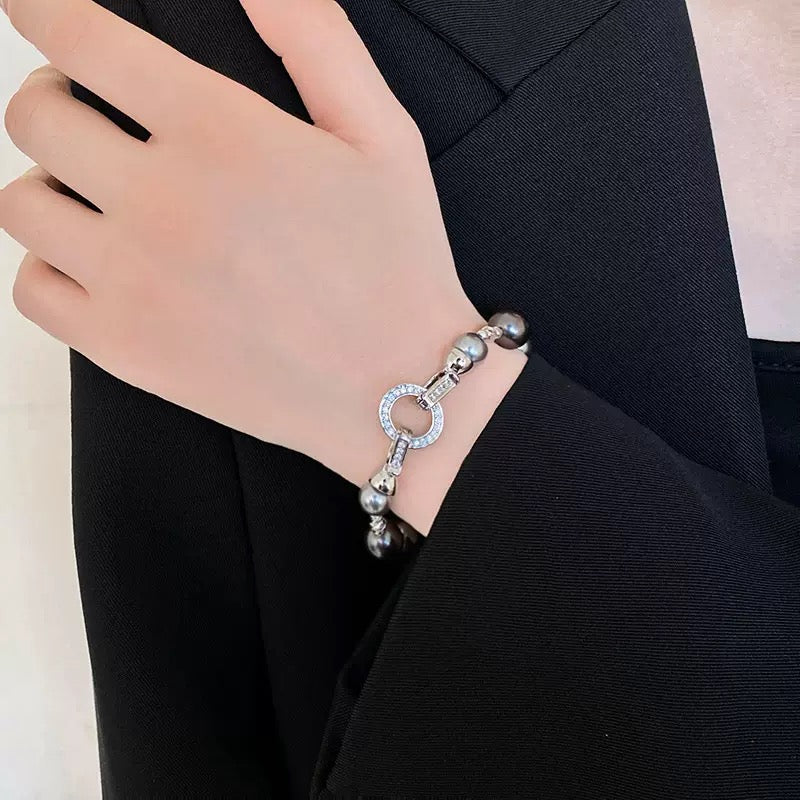 Pearl irregular circular bracelet, niche creative bracelet, fashionable, light luxury, high-end jewelry.