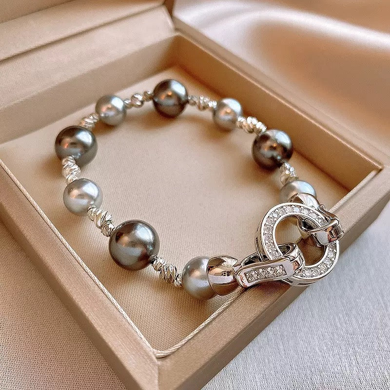 Pearl irregular circular bracelet, niche creative bracelet, fashionable, light luxury, high-end jewelry.