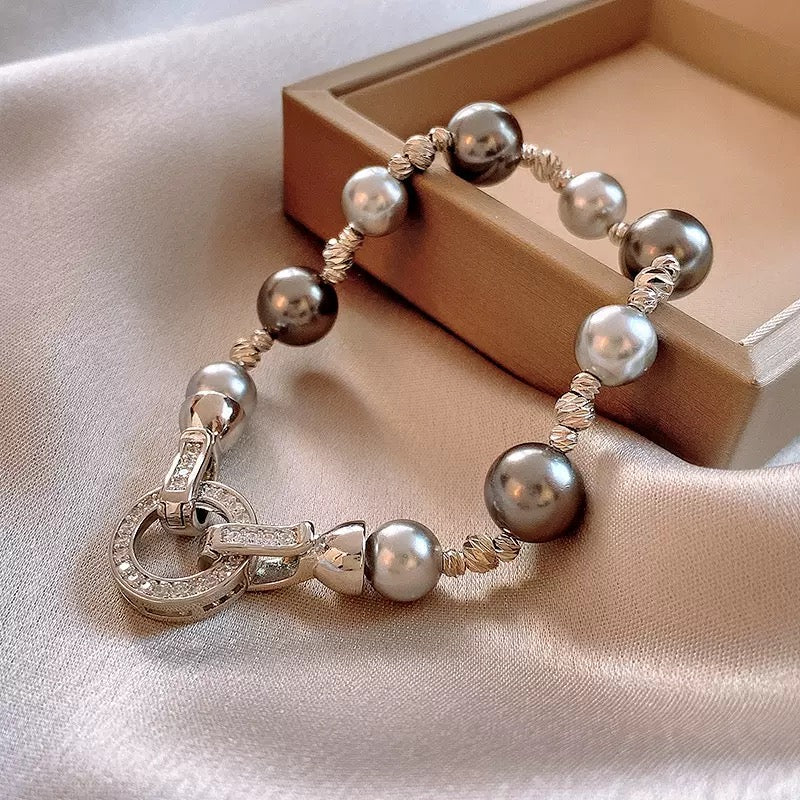 Pearl irregular circular bracelet, niche creative bracelet, fashionable, light luxury, high-end jewelry.