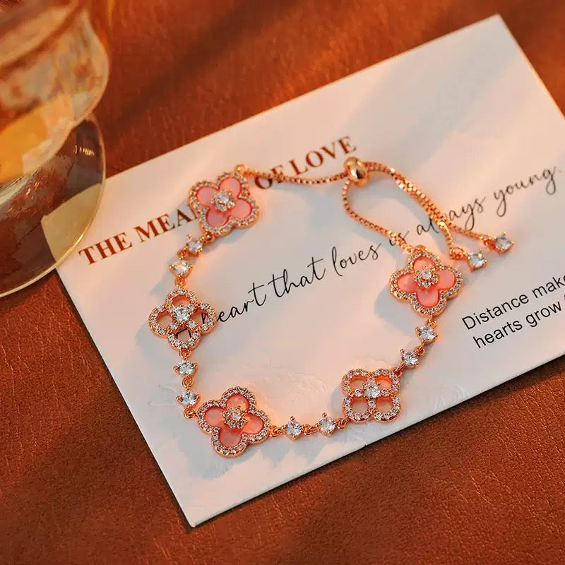 Exquisite natural pink mother of pearl hollow lucky clover pull-out bracelet.