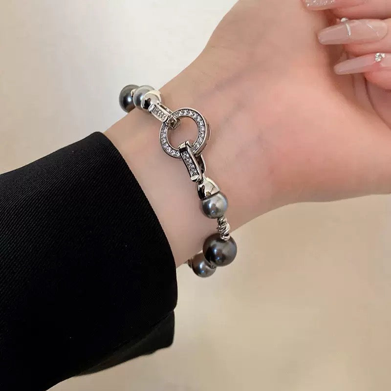 Pearl irregular circular bracelet, niche creative bracelet, fashionable, light luxury, high-end jewelry.